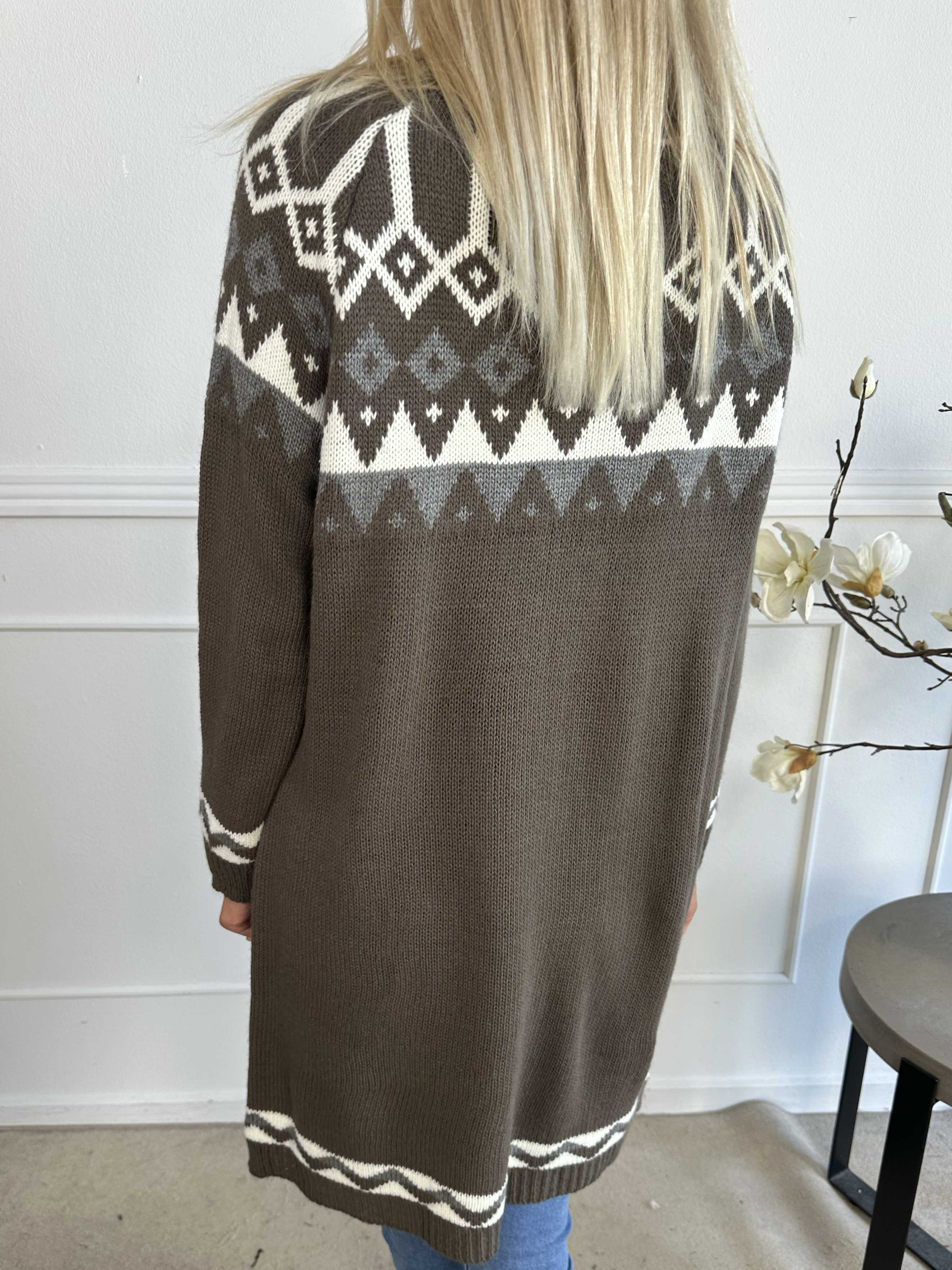 Viola - Strikkjole med flerfarvet mønster